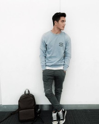 Look alla moda per uomo: Felpa stampata azzurra, T-shirt girocollo bianca, Chino verde scuro, Sneakers alte di tela nere e bianche