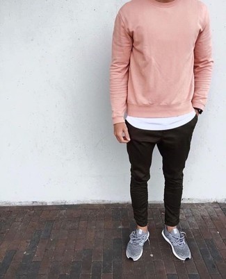 Quale scarpe sportive indossare con una felpa rosa per un uomo di 20 anni: Per un outfit quotidiano pieno di carattere e personalità, potresti combinare una felpa rosa con chino neri. Vuoi osare? Completa il tuo look con un paio di scarpe sportive.