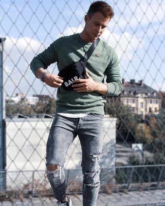 Quale jeans aderenti indossare con una felpa verde scuro in modo rilassato: Abbina una felpa verde scuro con jeans aderenti per un'atmosfera casual-cool. Completa questo look con un paio di sneakers basse di tela nere e bianche.