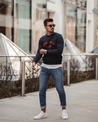Come indossare e abbinare una felpa per un uomo di 20 anni quando fa caldo: Scegli una felpa e jeans blu per vestirti casual. Sneakers basse di tela bianche sono una gradevolissima scelta per completare il look.