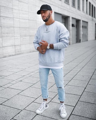 Quale sneakers alte indossare con una felpa grigia per un uomo di 20 anni: Combina una felpa grigia con jeans strappati azzurri per una sensazione di semplicità e spensieratezza. Sneakers alte sono una gradevolissima scelta per completare il look.