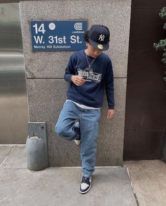 Quale sneakers basse indossare con jeans azzurri per un uomo di 17 anni: Scegli un outfit composto da una felpa stampata blu scuro e bianca e jeans azzurri per un outfit comodo ma studiato con cura. Sneakers basse sono una interessante scelta per completare il look.