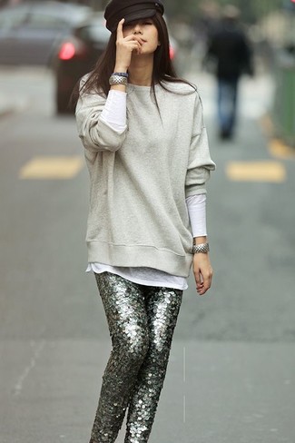 Look alla moda per donna: Felpa grigia, T-shirt manica lunga bianca, Pantaloni skinny con paillettes grigi, Coppola marrone scuro