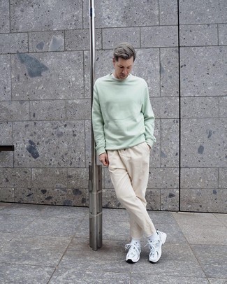 Come indossare e abbinare una felpa verde menta in primavera 2024: Questa combinazione di una felpa verde menta e jeans beige è perfetta per il tempo libero. Abbina questi abiti a un paio di scarpe sportive argento. Una buona idea per un outfit primaverile!