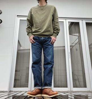 Come indossare e abbinare jeans con stivali casual: Prova ad abbinare una felpa verde oliva con jeans per un look semplice, da indossare ogni giorno. Sfodera il gusto per le calzature di lusso e mettiti un paio di stivali casual.