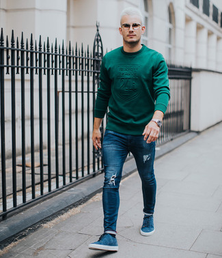 Quale jeans aderenti indossare con sneakers basse blu: Metti una felpa verde scuro e jeans aderenti per un look comfy-casual. Sneakers basse blu sono una gradevolissima scelta per completare il look.