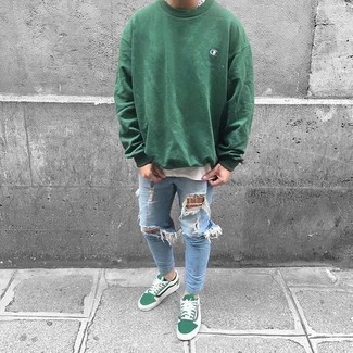 Come indossare e abbinare sneakers basse verdi in modo rilassato: Mostra il tuo stile in una felpa verde con jeans aderenti strappati azzurri per un look perfetto per il weekend. Sfodera il gusto per le calzature di lusso e calza un paio di sneakers basse verdi.