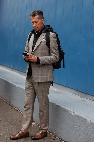 Come indossare e abbinare una giacca a vento in modo formale: Abbina una giacca a vento con un abito scozzese grigio per un look davvero alla moda. Sfodera il gusto per le calzature di lusso e calza un paio di scarpe monk in pelle marroni.
