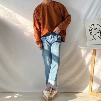 Trend da uomo 2024 quando fa caldo: Mostra il tuo stile in una giacca a vento arancione con jeans azzurri per un fantastico look da sfoggiare nel weekend. Sneakers basse di tela bianche sono una interessante scelta per completare il look.