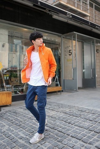 Come indossare e abbinare una giacca a vento arancione: La versatilità di una giacca a vento arancione e pantaloni cargo blu li rende capi in cui vale la pena investire. Per un look più rilassato, indossa un paio di scarpe sportive grigie.
