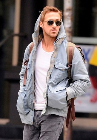 Come indossare e abbinare una giacca a vento acqua per un uomo di 30 anni quando fa caldo in modo casual: Prova ad abbinare una giacca a vento acqua con jeans grigi per un outfit comodo ma studiato con cura.