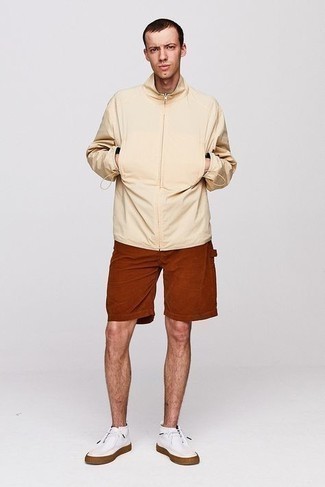 Look alla moda per uomo: Giacca a vento beige, Pantaloncini terracotta, Chukka di tela bianche