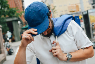 Come indossare e abbinare una camicia a maniche corte con una giacca a vento: Abbina una giacca a vento con una camicia a maniche corte per un look semplice, da indossare ogni giorno.