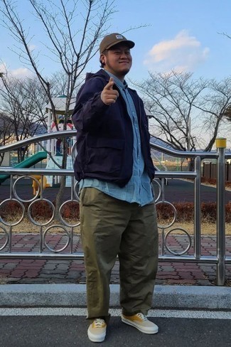 Trend da uomo 2024 in modo casual: Indossa una giacca a vento blu scuro con chino verde oliva per un look raffinato per il tempo libero. Sneakers basse di tela multicolori sono una splendida scelta per completare il look.