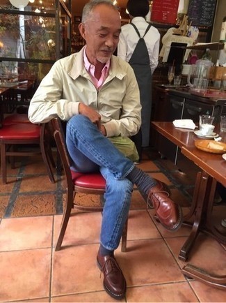 Look alla moda per uomo: Giacca a vento beige, Camicia a maniche lunghe rosa, Jeans blu, Scarpe derby in pelle marroni