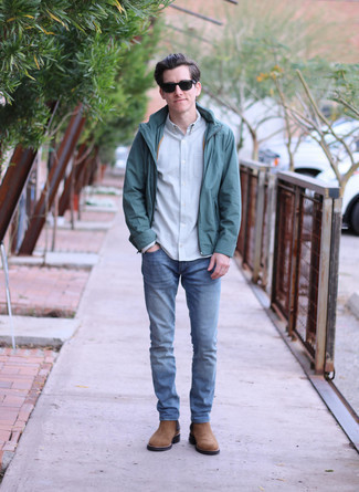 Come indossare e abbinare una giacca a vento verde scuro con jeans blu: Potresti combinare una giacca a vento verde scuro con jeans blu per vestirti casual. Scegli un paio di stivali chelsea in pelle scamosciata marroni per dare un tocco classico al completo.