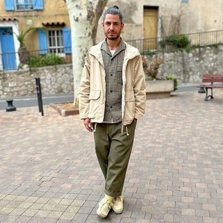 Quale giacca a vento indossare con chukka beige per un uomo di 30 anni: Mostra il tuo stile in una giacca a vento con chino verde oliva per un look trendy e alla mano. Chukka beige sono una buona scelta per completare il look.