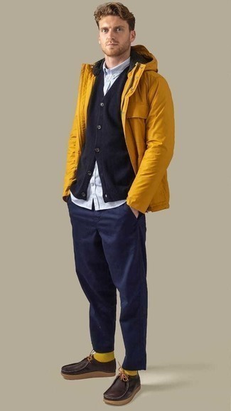 Come indossare e abbinare una giacca a vento in modo smart-casual: Potresti combinare una giacca a vento con chino blu scuro per un look raffinato per il tempo libero. Completa questo look con un paio di chukka in pelle marrone scuro.