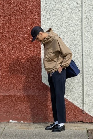 Come indossare e abbinare un berretto da baseball: Potresti combinare una giacca a vento marrone chiaro con un berretto da baseball per una sensazione di semplicità e spensieratezza. Scegli uno stile classico per le calzature e calza un paio di mocassini con nappine in pelle neri.