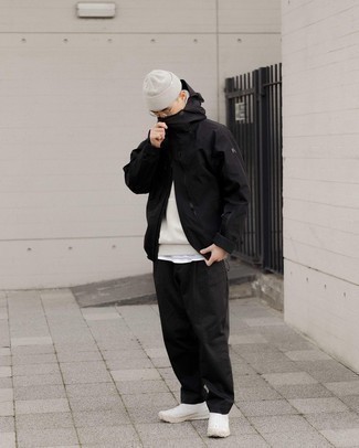 Look alla moda per uomo: Giacca a vento nera, Felpa con cappuccio grigia, T-shirt girocollo bianca, Chino neri