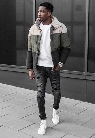 Come indossare e abbinare una giacca a vento con jeans per un uomo di 20 anni: Per un outfit della massima comodità, scegli un outfit composto da una giacca a vento e jeans. Se non vuoi essere troppo formale, mettiti un paio di sneakers alte di tela bianche.