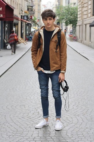 Come indossare e abbinare jeans con una t-shirt per un uomo di 17 anni: Abbina una t-shirt con jeans per una sensazione di semplicità e spensieratezza. Scegli uno stile classico per le calzature e scegli un paio di sneakers basse di tela bianche.