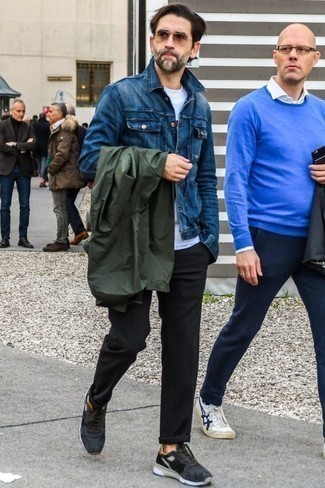 Come indossare e abbinare una giacca di jeans blu con scarpe sportive nere per un uomo di 40 anni: Per creare un adatto a un pranzo con gli amici nel weekend potresti indossare una giacca di jeans blu e chino neri. Se non vuoi essere troppo formale, scegli un paio di scarpe sportive nere come calzature.