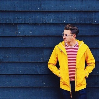 Come indossare e abbinare una giacca a vento gialla: Prova ad abbinare una giacca a vento gialla con jeans blu scuro per un outfit comodo ma studiato con cura.