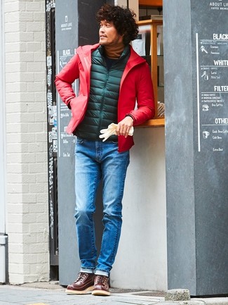 Come indossare e abbinare jeans blu in autunno 2024 in modo casual: Indossa una giacca a vento rossa con jeans blu per un outfit comodo ma studiato con cura. Completa il tuo abbigliamento con un paio di stivali casual in pelle marrone scuro. È buona idea per l’autunno!