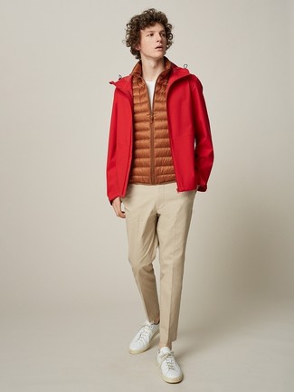 Come indossare e abbinare una giacca a vento rossa con sneakers basse bianche: Abbina una giacca a vento rossa con chino beige per vestirti casual. Sneakers basse bianche sono una buona scelta per completare il look.