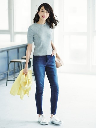 Come indossare e abbinare jeans aderenti blu scuro per una donna di 30 anni: Scegli una giacca a vento gialla e jeans aderenti blu scuro per un look perfetto per il weekend. Sneakers basse di tela bianche sono una buona scelta per completare il look.