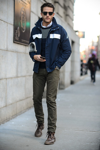 Come indossare e abbinare una giacca a vento con jeans: Potresti abbinare una giacca a vento con jeans per un look comfy-casual. Scegli uno stile classico per le calzature e scegli un paio di stivali casual in pelle marrone scuro.
