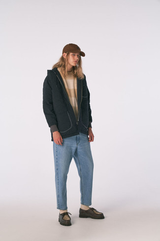Quale jeans indossare con una giacca a vento nera per un uomo di 17 anni: Potresti combinare una giacca a vento nera con jeans per un pranzo domenicale con gli amici. Prova con un paio di chukka in pelle marrone scuro per mettere in mostra il tuo gusto per le scarpe di alta moda.