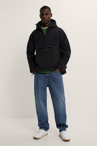 Quale jeans indossare con una giacca a vento nera per un uomo di 20 anni: Opta per una giacca a vento nera e jeans per un look spensierato e alla moda. Per distinguerti dagli altri, scegli un paio di scarpe sportive bianche come calzature.