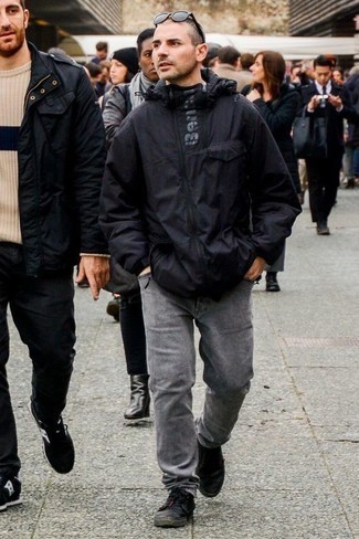 Quale giacca a vento indossare con jeans grigio scuro: Vestiti con una giacca a vento e jeans grigio scuro per un look semplice, da indossare ogni giorno. Sneakers basse di tela nere sono una valida scelta per completare il look.