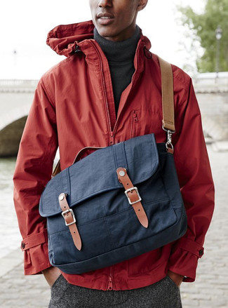 Come indossare e abbinare una borsa a tracolla di tela blu scuro: Scegli un outfit composto da una giacca a vento rossa e una borsa a tracolla di tela blu scuro per un look comfy-casual.