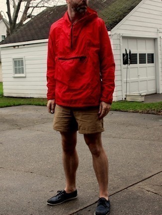 Come indossare e abbinare pantaloncini con scarpe da barca: Combina una giacca a vento rossa con pantaloncini per un look spensierato e alla moda. Questo outfit si abbina perfettamente a un paio di scarpe da barca.