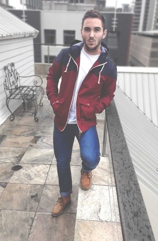 Quale jeans indossare con chukka beige: Scegli una giacca a vento rossa e jeans per un fantastico look da sfoggiare nel weekend. Impreziosisci il tuo outfit con un paio di chukka beige.