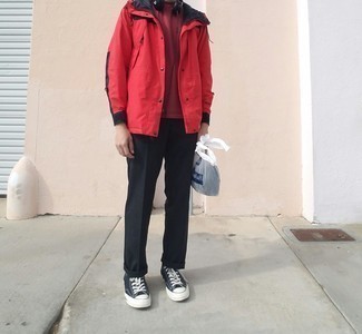 Quale giacca a vento indossare con sneakers basse nere per un uomo di 20 anni: Abbina una giacca a vento con chino neri per vestirti casual. Completa questo look con un paio di sneakers basse nere.