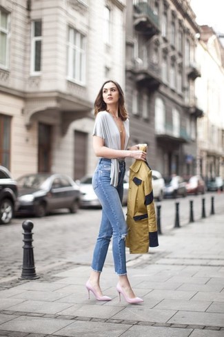 Come indossare e abbinare jeans aderenti strappati blu scuro per una donna di 30 anni: Per un outfit della massima comodità, combina una giacca a vento senape con jeans aderenti strappati blu scuro. Décolleté in pelle rosa sono una validissima scelta per completare il look.