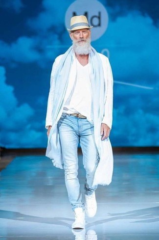 Come indossare e abbinare una giacca a vento bianca quando fa caldo: Per un outfit della massima comodità, combina una giacca a vento bianca con jeans aderenti strappati azzurri. Perfeziona questo look con un paio di sneakers alte bianche.