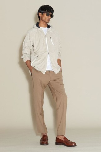 Look alla moda per uomo: Giacca a vento grigia, T-shirt girocollo bianca, Chino marrone chiaro, Mocassini eleganti in pelle marroni