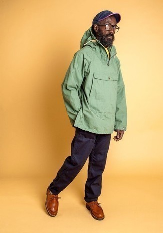 Look alla moda per uomo: Giacca a vento verde menta, T-shirt girocollo senape, Chino blu scuro, Chukka in pelle terracotta