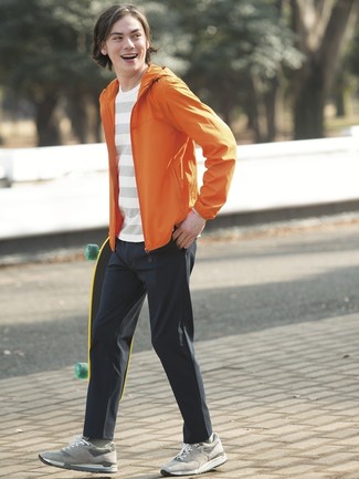Quale chino indossare con una giacca a vento arancione: Opta per una giacca a vento arancione e chino per un look trendy e alla mano. Sneakers basse in pelle scamosciata grigie sono una valida scelta per completare il look.