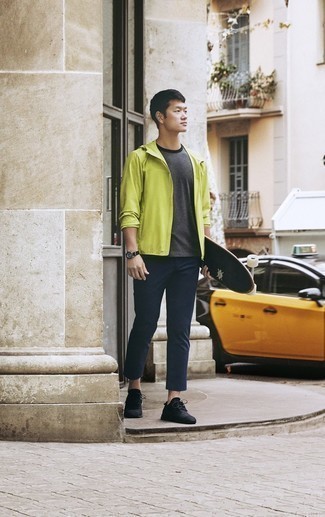 Quale chino indossare con una t-shirt girocollo grigia per un uomo di 17 anni: Prova a combinare una t-shirt girocollo grigia con chino per vestirti casual. Calza un paio di scarpe sportive nere per avere un aspetto più rilassato.