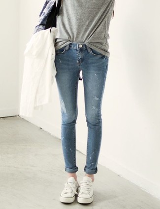 Come indossare e abbinare jeans aderenti blu scuro per una donna di 30 anni quando fa caldo in modo casual: Opta per una giacca a vento bianca e jeans aderenti blu scuro per una sensazione di semplicità e spensieratezza. Perfeziona questo look con un paio di sneakers basse di tela bianche.