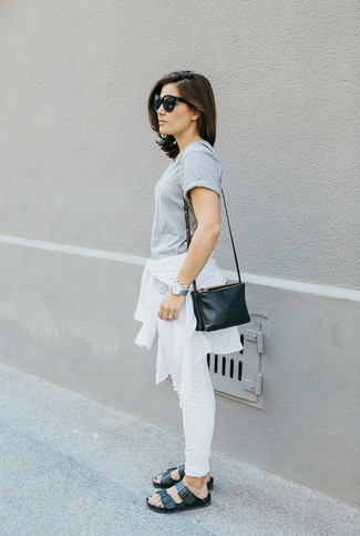 Look alla moda per donna: Giacca a vento bianca, T-shirt girocollo grigia, Jeans aderenti bianchi, Sandali gladiatore in pelle neri