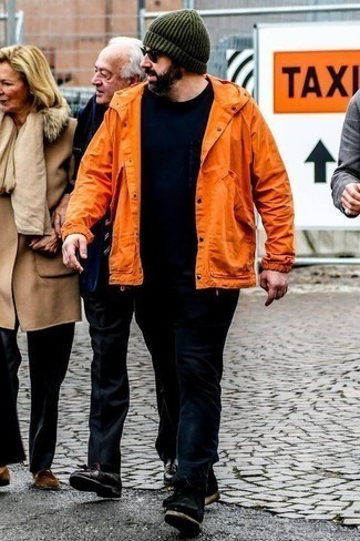 Come indossare e abbinare una giacca a vento arancione: Abbina una giacca a vento arancione con jeans blu scuro per un fantastico look da sfoggiare nel weekend. Calza un paio di chukka in pelle scamosciata nere per mettere in mostra il tuo gusto per le scarpe di alta moda.