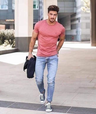 Look alla moda per uomo: Giacca a vento blu scuro, T-shirt girocollo rosa, Jeans azzurri, Sneakers basse di tela blu scuro e bianche