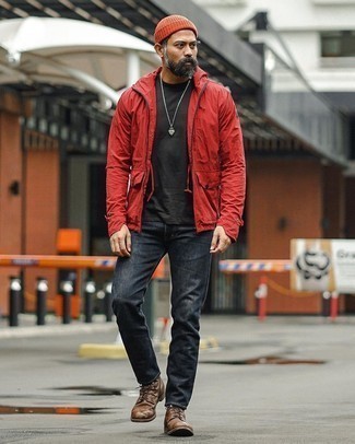Come indossare e abbinare una giacca a vento rossa: Abbina una giacca a vento rossa con jeans neri per un look spensierato e alla moda. Opta per un paio di stivali casual in pelle marrone scuro per un tocco virile.